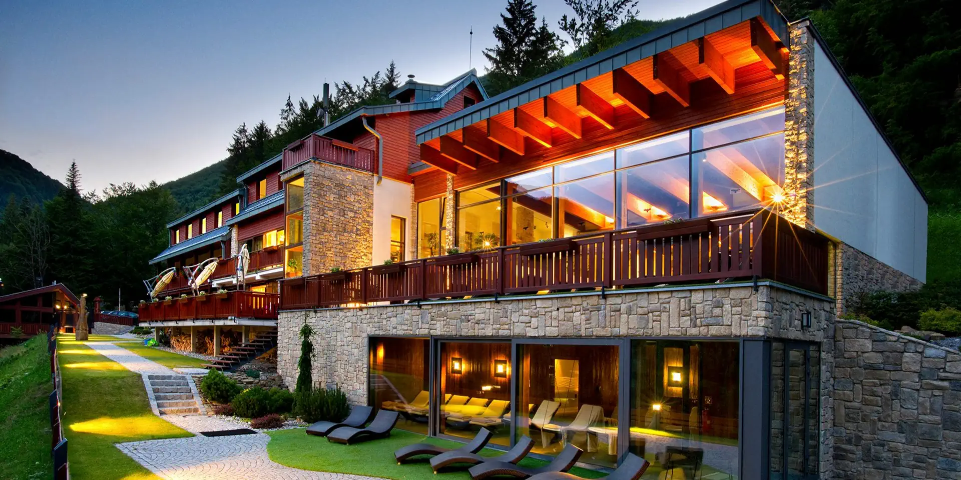 Hotel Wellness Rozsutec — exteriér v noci, Vrátna dolina pri Terchovej